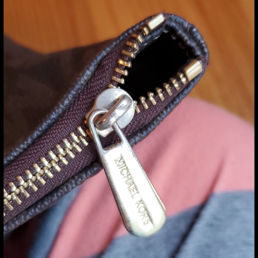Michael Kors Jet Set Signature Tote - Picture 13 of 16